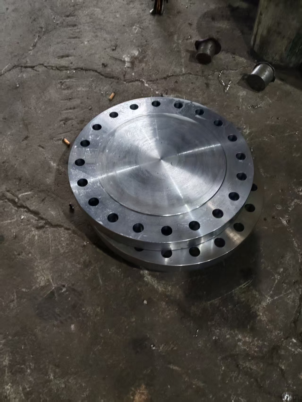 配备数控系统和自动换刀、冷却、排屑等装置，